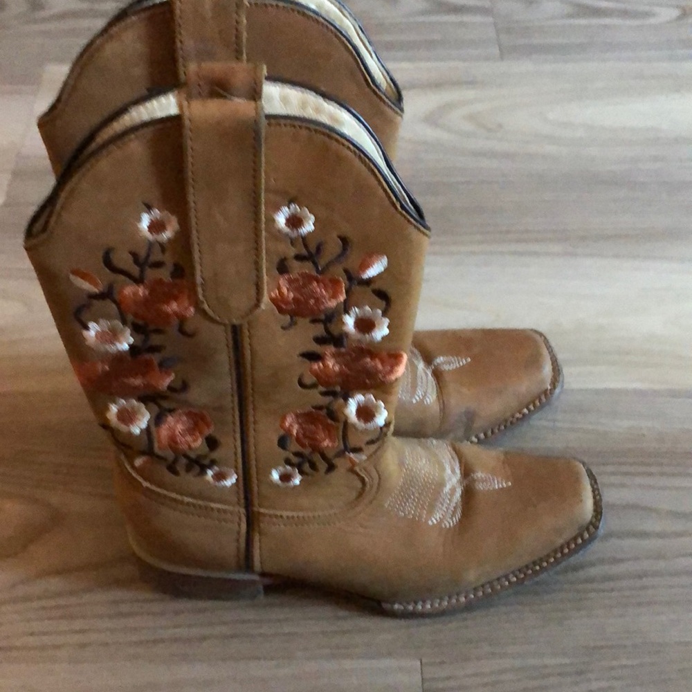 Tan Heeled Boots with Distressed Leather and Lace-Up Design